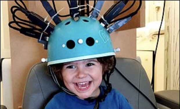 این کلاه اسکنر مغزی مخصوص کودکان است