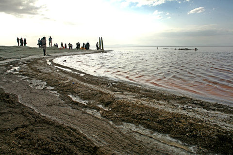 نصب کانکس های بهداشتی در ساحل دریاچه ارومیه