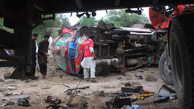 ۴۲ کشته و زخمی در تصادف ون مسافربری در پاکستان