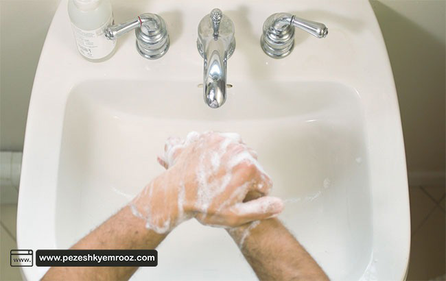  شستن دست‌ها برای مقابله با کرونا در بیماری های پوستی 